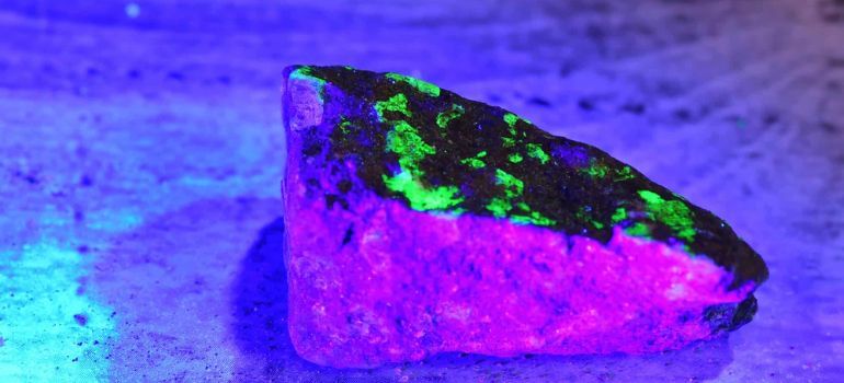 Best UV Lights for Rockhounding