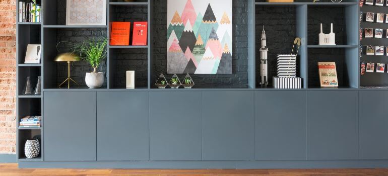 http://remotestylist.com/wp-content/uploads/2023/12/Aristokraft-vs.-KraftMaid-Cabinets-Choosing-the-Perfect-Fit-for-Your-Home.jpg