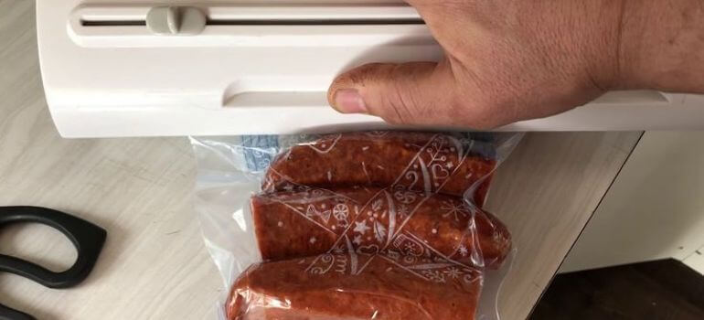 http://remotestylist.com/wp-content/uploads/2023/12/Vacuum-Seal-vs.-Ziploc-Finding-the-Perfect-Fit.jpg