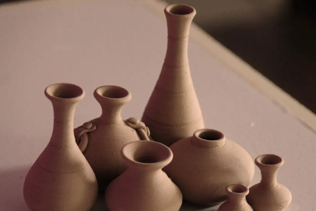 How to Decorate Clay Pots at Home