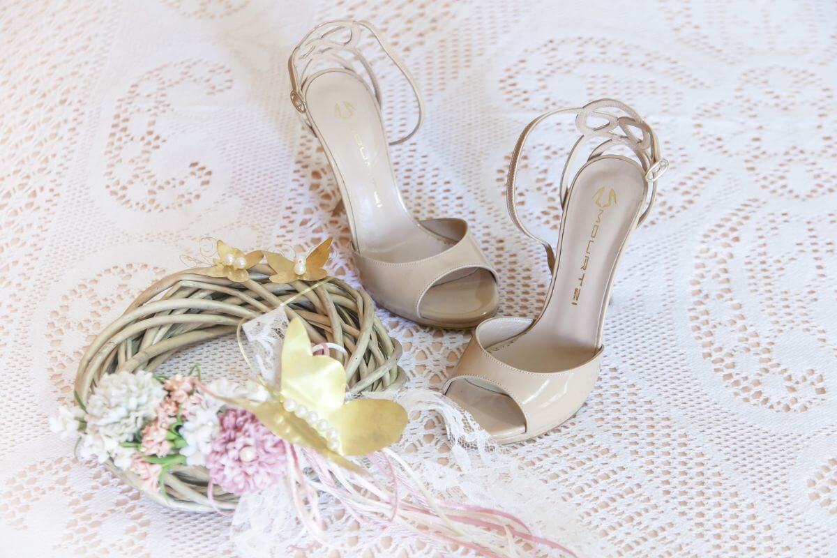 How to decorate sandals at home