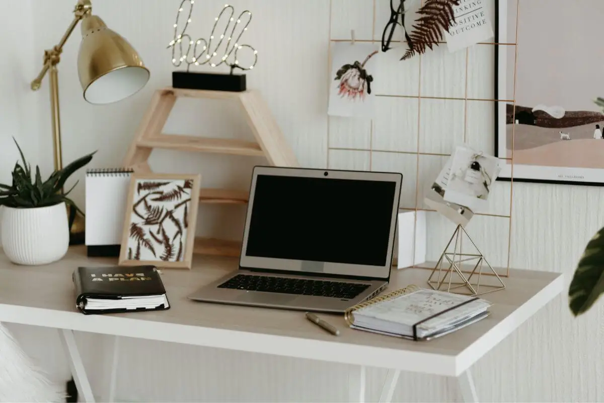 How to decorate a desk at home