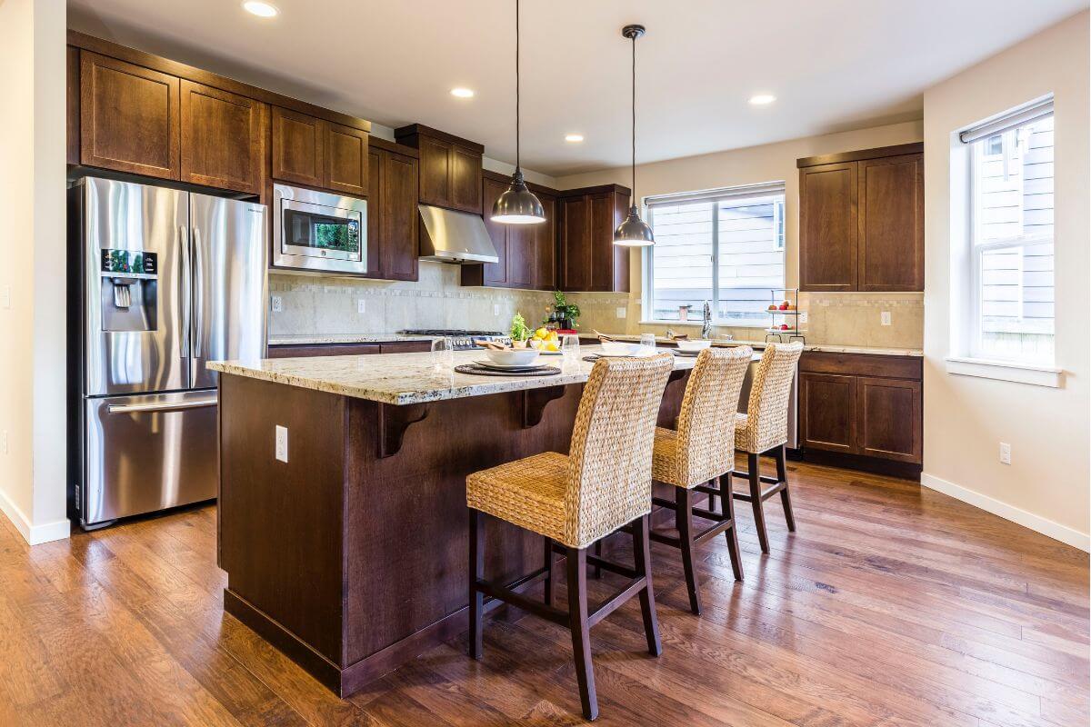 Read more about the article Oak vs Maple Cabinets: Which is Better?