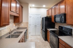 Read more about the article Hickory vs Oak Cabinets: Comparing Two Popular Wood Choices for Kitchen Cabinets