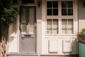 Read more about the article Larson vs. Andersen Storm Doors: Choosing the Best Storm Door for Your Home
