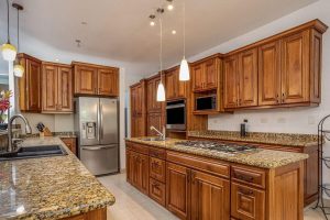 Read more about the article Starmark Cabinets vs. KraftMaid: Making the Right Choice for Your Kitchen