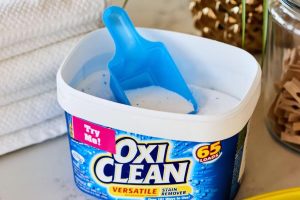 Read more about the article Washing Soda vs. OxiClean: A Comparison of Laundry Boosters