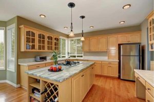 Read more about the article Maple vs. Oak Cabinets: Choosing the Perfect Wood for Your Kitchen