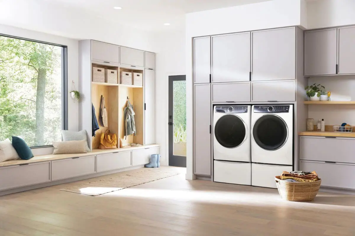 Read more about the article Electrolux vs Speed Queen: Choosing the Perfect Appliance for Your Laundry Room