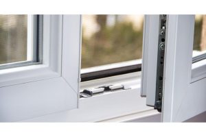 Read more about the article ESW Windows vs. PGT: Choosing the Right Windows for Your Home