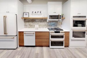 Read more about the article KitchenAid vs. GE Café: A Comprehensive Comparison of High-End Kitchen Appliance Brands