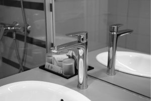 Read more about the article Single Hole vs. Widespread Faucet: Which One Suits Your Bathroom or Kitchen?