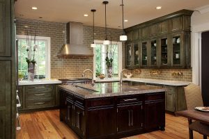 Read more about the article Hickory vs. Maple Cabinets: Choosing the Perfect Kitchen Cabinets