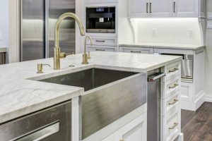 Read more about the article Farmhouse Sink vs Undermount: Choosing the Perfect Sink for Your Kitchen