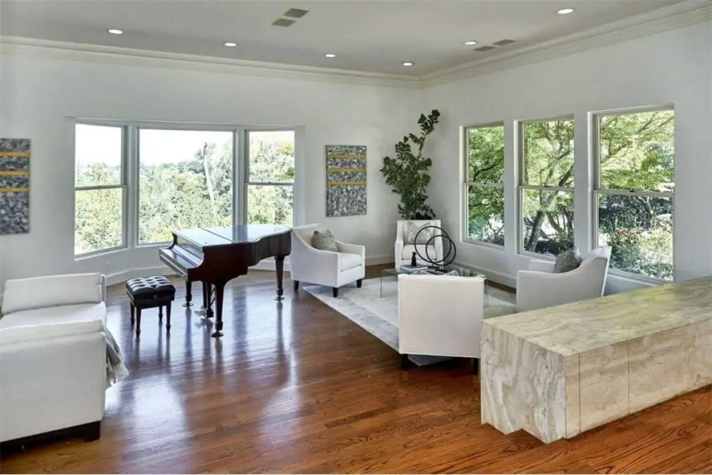 Satin vs. Eggshell Choosing the Right Finish for Your SherwinWilliams