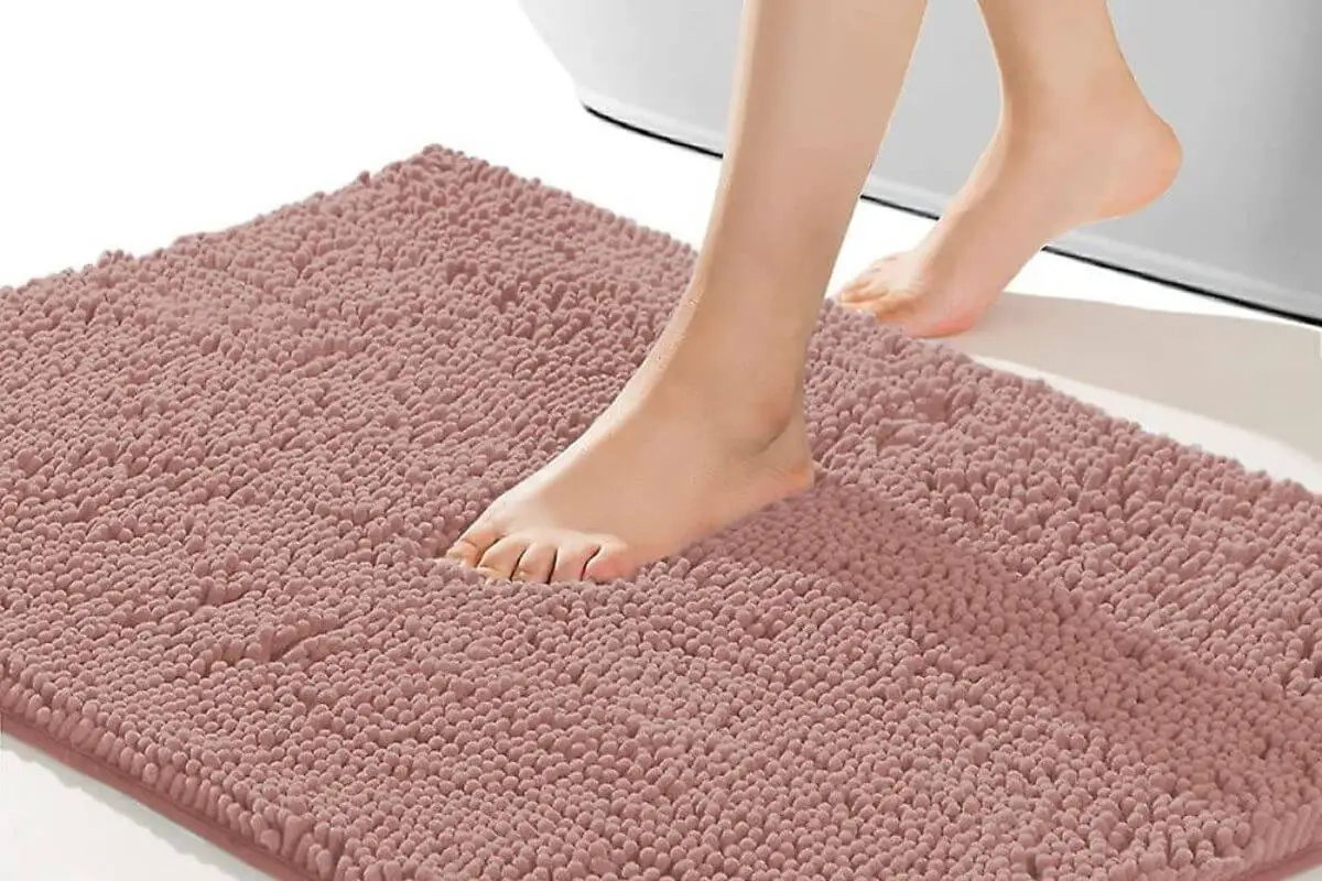 Cleaning Bath Mats with Suction Cups Using Vinegar