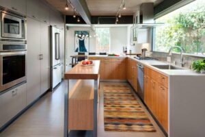 Read more about the article Kitchen Remodel: DIY vs. Contractor – Making the Right Choice