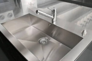 Read more about the article Kraus vs. Kohler Kitchen Faucets: Making the Right Choice for Your Kitchen