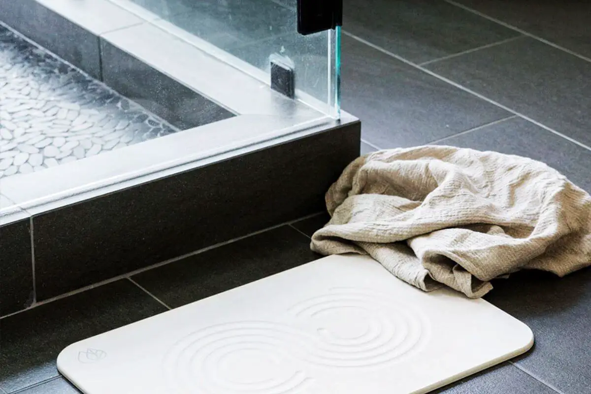 Maintaining the Cleanliness of Your Diatomaceous Earth Bath Mat