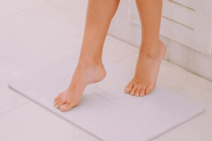 Read more about the article Maintaining the Cleanliness of Your Diatomaceous Earth Bath Mat