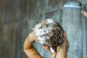 Read more about the article The Ultimate Guide to Washing Your Hair in a Bath