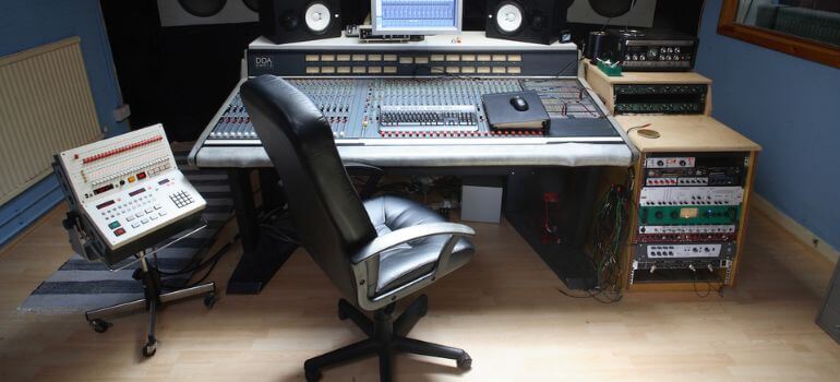 Read more about the article Finding the Perfect Harmony: The Ultimate Guide to Choosing the Best Music Studio Chair