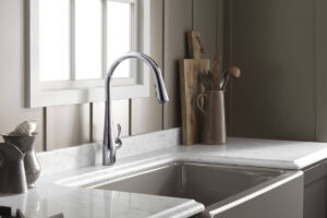 Read more about the article Kohler 596-VS Simplice Pull Down Kitchen Faucet: A Blend of Elegance and Functionality