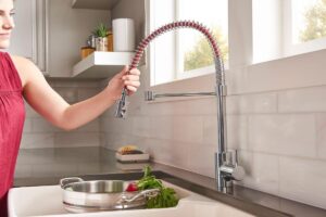 Read more about the article Pull Down vs. Pull Out Kitchen Faucet: Which Is Right for You?