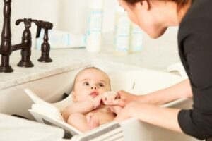 Read more about the article Bathing On-the-Go: A Comprehensive Guide for Bathing Babies While Traveling