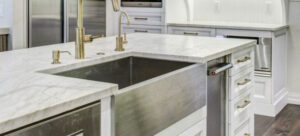 Read more about the article Undermount Sink vs. Farmhouse Sink: Choosing the Right Style for Your Kitchen