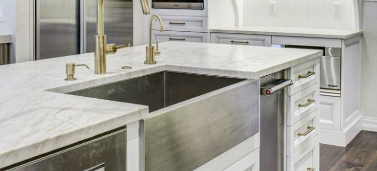 Undermount Sink vs. Farmhouse Sink Choosing the Right Style for Your Kitchen