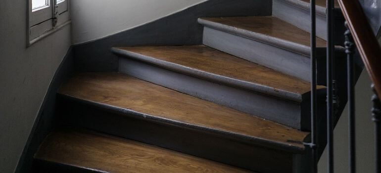 Read more about the article Carpet vs. Hardwood Stairs: A Comprehensive Comparison
